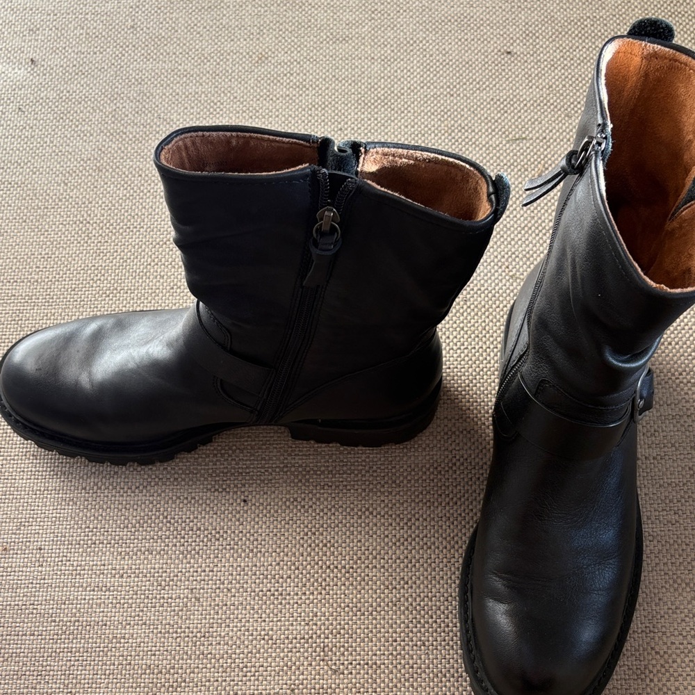 SOFFT brand Leather Zip-Back Ankle Boots - Picture 4 of 9